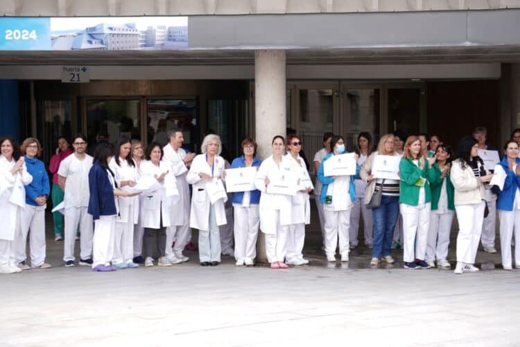 Enfermeras/os a las puertas del Hospital General de Segovia este martes. /  Alejandra Serna