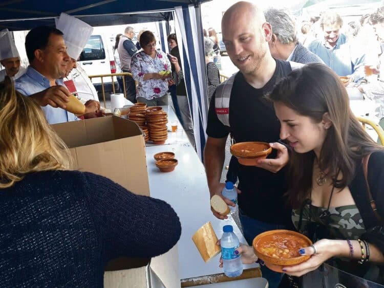 El cocido de garbanzos de Valseca es la estrella de la fiesta donde no faltará la procesión del Santo Isidro. / EA
