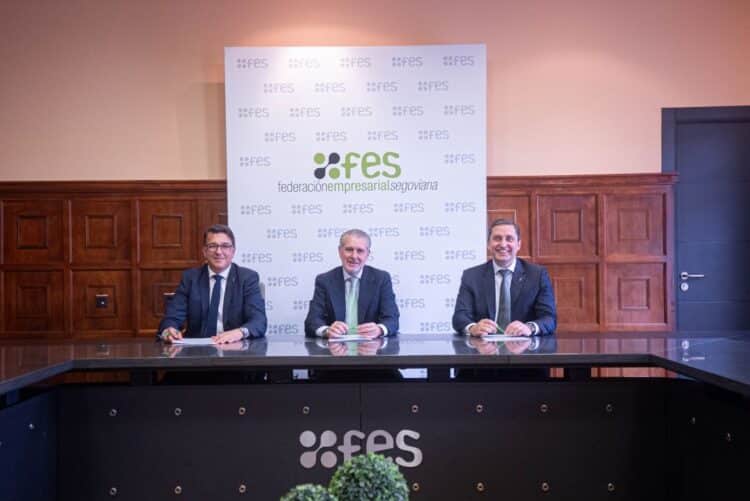 Firma del convenio entre la Fundación Caja Rural de Segovia y la FES. / FES