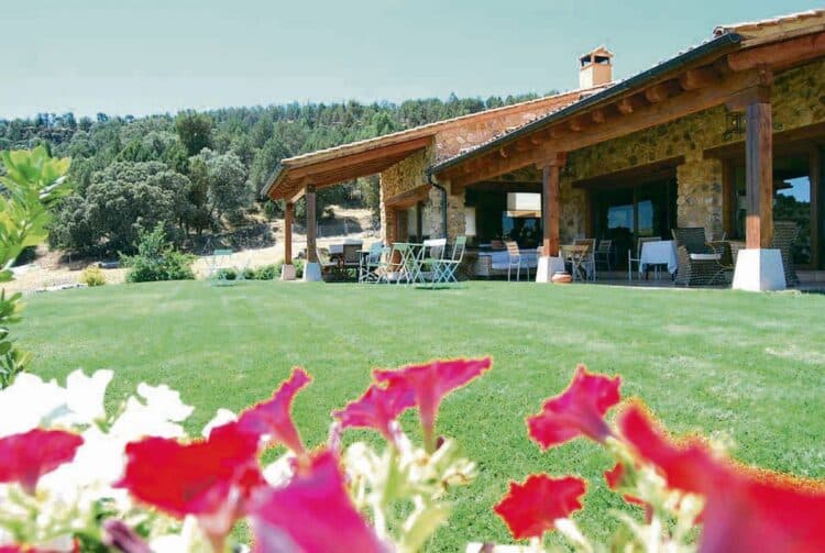 Segovia se sitúa como la décima provincia de España en turismo rural 1 Hotel rural en el valle del Pirón. / Del verde al amarillo