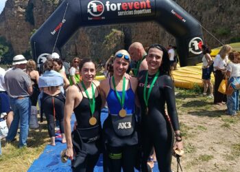 Delegación femenina del club segoviano en un instante durante la tercera edición de la Travesía a Nado de las Hoces del Duratón./T. LACERTA