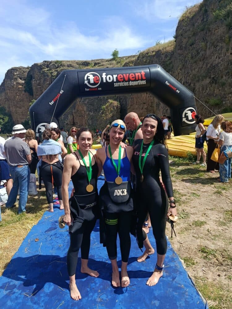 Delegación femenina del club segoviano en un instante durante la tercera edición de la Travesía a Nado de las Hoces del Duratón./T. LACERTA