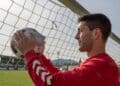 Manu mira al balón detrás de una portería. /  E.A.