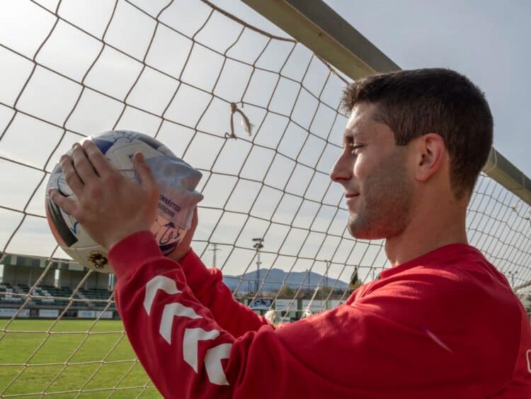 Manu mira al balón detrás de una portería. /  E.A.