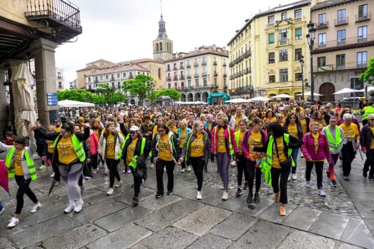 Inicio de la marcha dejando atrás la salida de la Plaza Mayor. / Héctor Criado