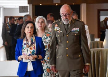 La ministra de Defensa, Margarita Robles, acompañada del jefe de Estado Mayor de la Defensa, almirante general Teodoro Esteban López, inaugura las II Jornadas Geopolíticas del Instituto Español de Estudios Estratégicos (IEEE). / NACHO VALVERDE - ICAL