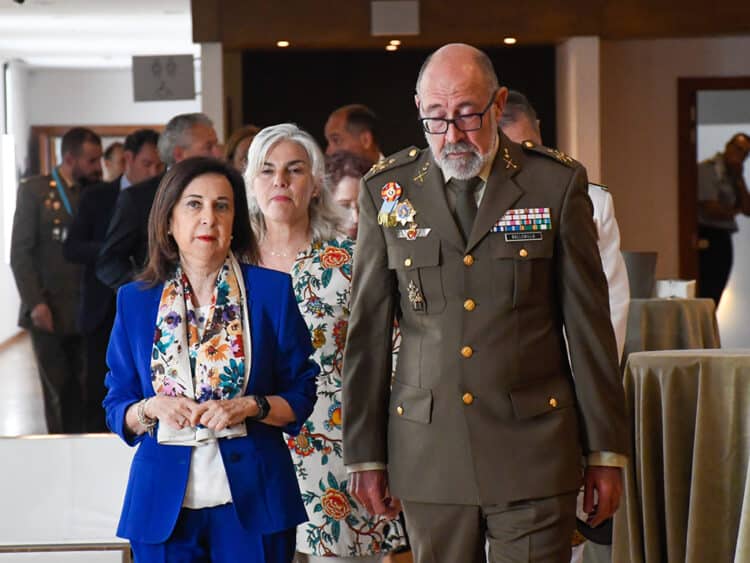 La ministra de Defensa, Margarita Robles, acompañada del jefe de Estado Mayor de la Defensa, almirante general Teodoro Esteban López, inaugura las II Jornadas Geopolíticas del Instituto Español de Estudios Estratégicos (IEEE). / NACHO VALVERDE - ICAL