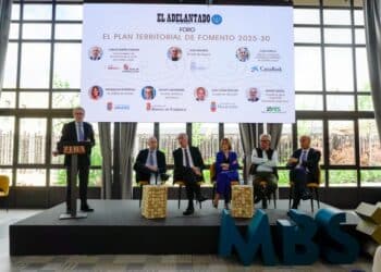 Mesa de los políticos, acompañados por José Portela, de Caixabank, este jueves en Zibá José María Eventos. / Héctor Criado