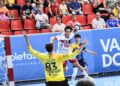 Pancho Ahumada busca el lanzamiento en un instante de partido entre BM Nava y Atlético Valladolid en el Huerta del Rey./AMADOR MARUGÁN