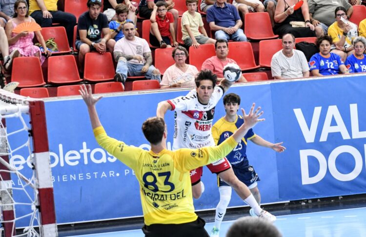 El BM Nava se jugará la salvación en la promoción 1 Pancho Ahumada busca el lanzamiento en un instante de partido entre BM Nava y Atlético Valladolid en el Huerta del Rey./AMADOR MARUGÁN