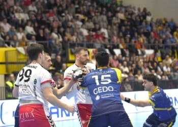 David Fernández pugna con un rival en un instante de partido entre BM Nava y Atlético Valladolid celebrado en el Guerreros Naveros./AMADOR MARUGÁN
