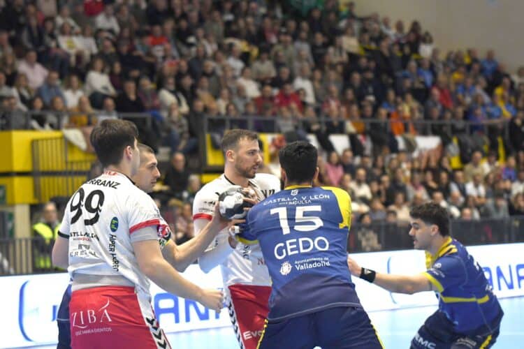 David Fernández pugna con un rival en un instante de partido entre BM Nava y Atlético Valladolid celebrado en el Guerreros Naveros./AMADOR MARUGÁN