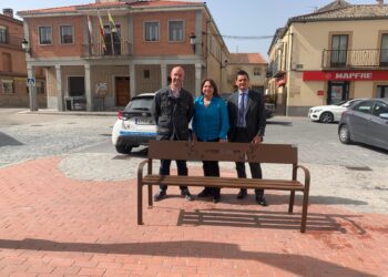 Instalación de bancos en Cantimpalos / FUNDACIÓN CAJA RURAL DE SEGOVIA