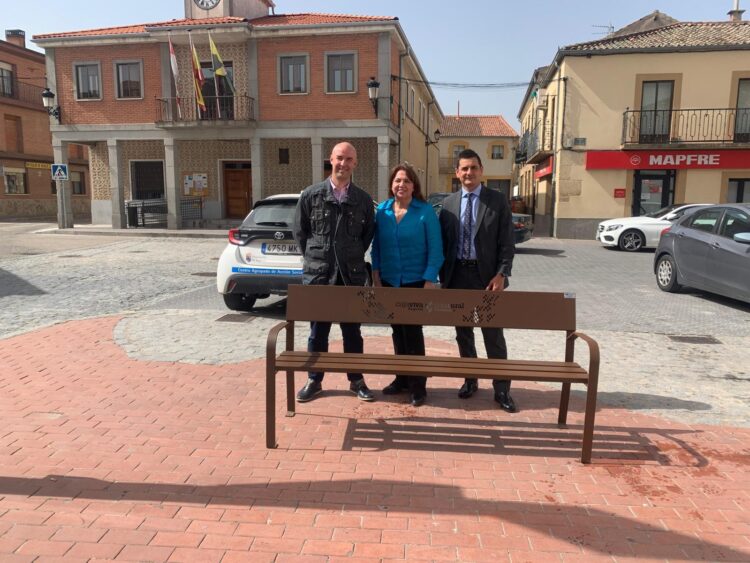 Instalación de bancos en Cantimpalos / FUNDACIÓN CAJA RURAL DE SEGOVIA
