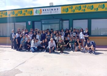 Los alumnos del IES ‘José Luis López Aranguren’ de Ávila conocen en Navas de Oro los modelos tradicionales de resinado / E.A.