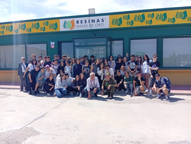 Los alumnos del IES ‘José Luis López Aranguren’ de Ávila conocen en Navas de Oro los modelos tradicionales de resinado / E.A.