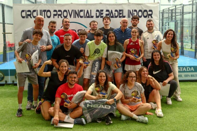 Foto de familia de los ganadores del Máster Final de pádel celebrado en Valverde del Majano./DIPUTACIÓN