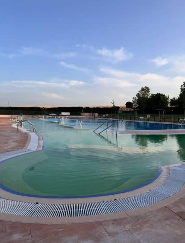 El Ayuntamiento de Valverde del Majano domotiza las instalaciones municipales para facilitar el acceso a las pistas de pádel y la piscina 1 Piscina municipal de Valverde del Majano en una fotografía de archivo / AYTO. VALVERDE DEL MAJANO