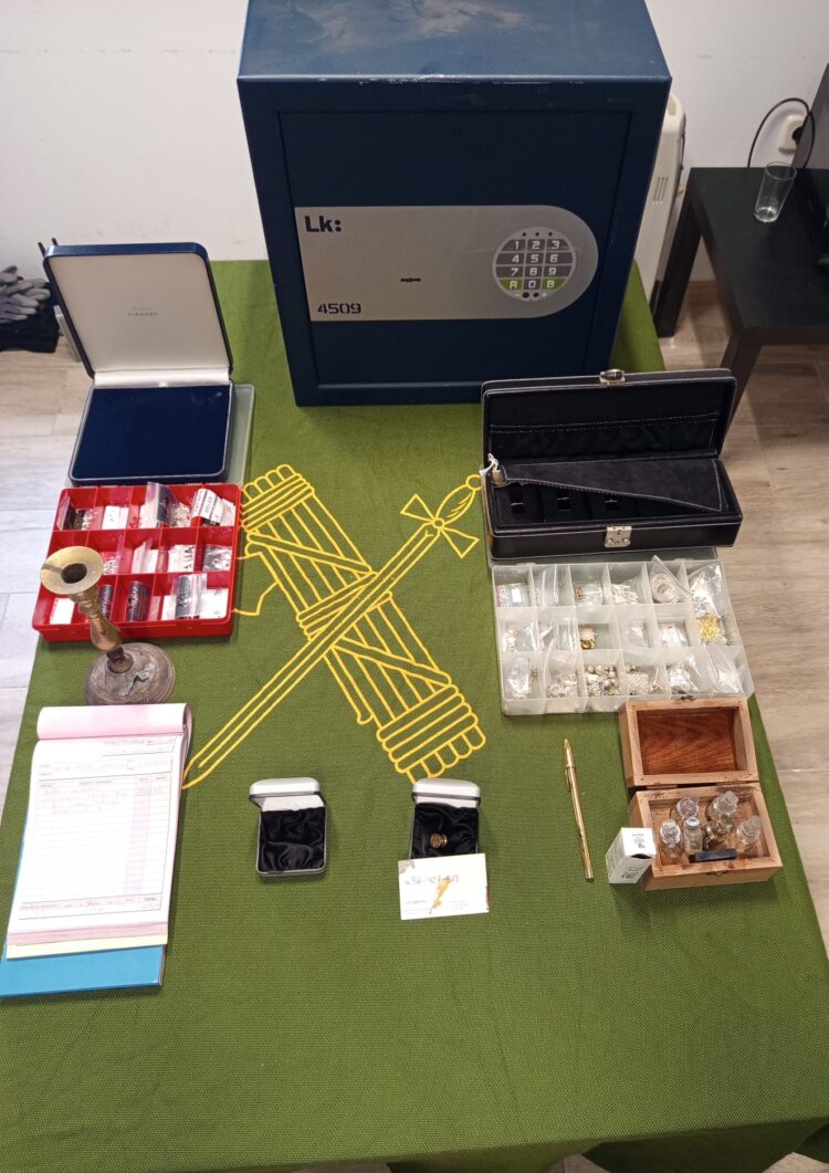 La Guardia Civil detiene a tres hombres como presuntos autores de un delito de robo con fuerza en una joyería de Pamplona / GUARDIA CIVIL