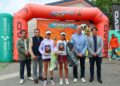 Ganadoras posan con los trofeos junto a la presencia institucional en el Warriors Tour de El Espinar./AYTO. EL ESPINAR