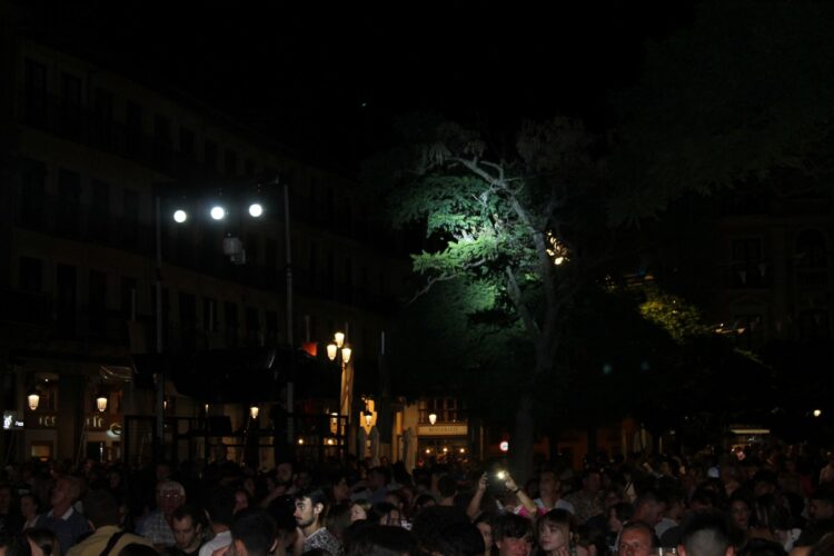 Una verbena en la plaza Mayor durante las fiestas de Segovia del año 2022./ E.A.