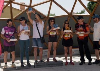 Primeros clasificados en categoría masculina y femenina del I Open Cajaviva posan con los trofeos./AYTO TRESCASAS