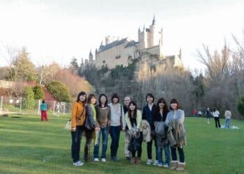 El turismo asiático es el que más desarrollo está experiementando en Segovia capital. / EA