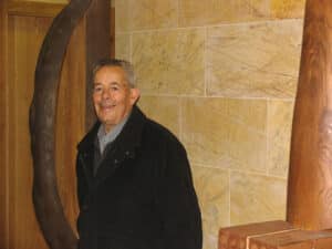 Ursi, 1932-2007, fue minero, carpintero, empresario e inventor, y muy reconocido por su trabajo como escultor.