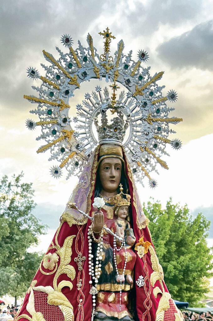 La ermita de la Virgen del Bustar, preparada para recibir a los romeros 2 virgen roja