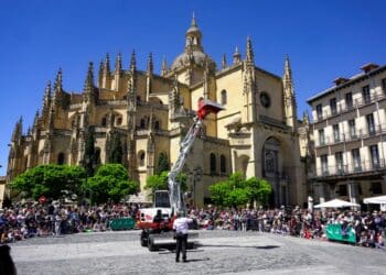 La excavadora de ‘Transporte Excepcional’, con el bailarín aún en el suelo de la plaza Mayor de Segovia.  / Héctor Criado