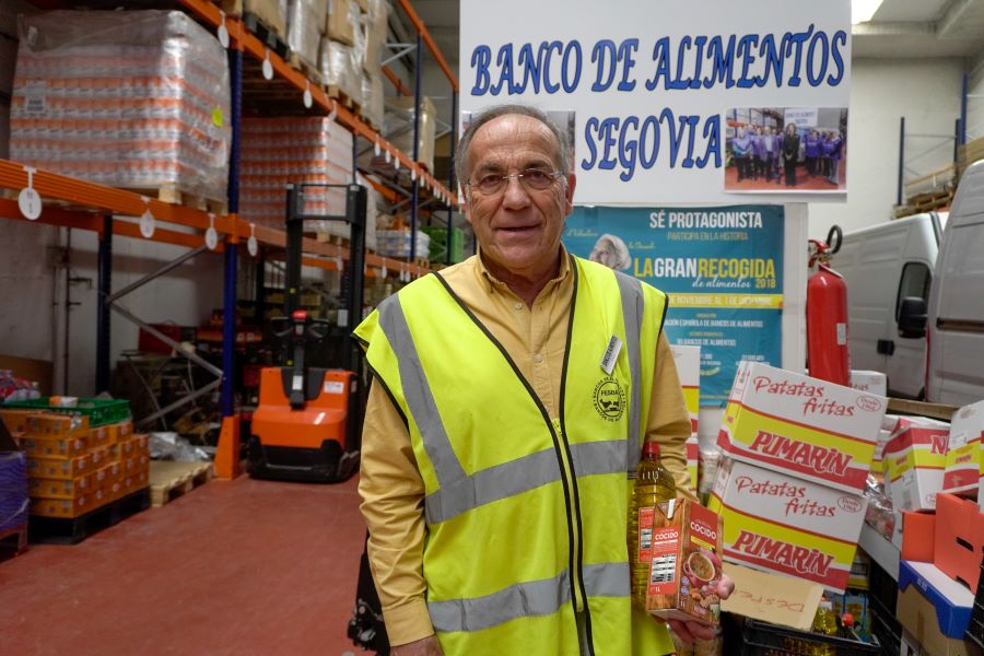 Rufo Sanz, presidente del Banco de Alimentos, en el almacén de Hontoria. HÉCTOR CRIADO