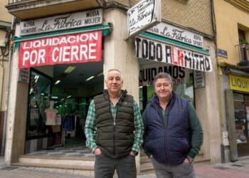 Santos y Serafín Pérez Sánchez en la puerta de ‘Confecciones La Fábrica’ en Blanca de Silos. / HÉCTOR CRIADO