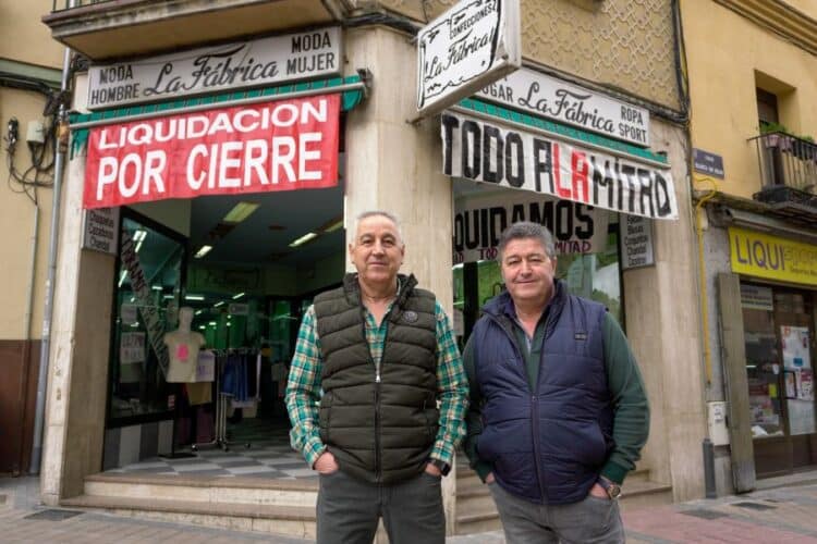 Santos y Serafín Pérez Sánchez en la puerta de ‘Confecciones La Fábrica’ en Blanca de Silos. / HÉCTOR CRIADO