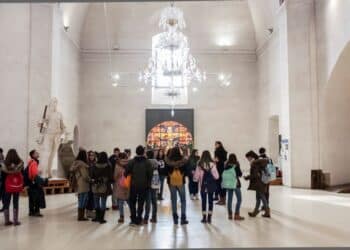 La celebración de este año incluyó jornada de puertas abiertas tanto al museo como a los talleres artesanales, donde los visitantes pudieron observar en directo el trabajo de los maestros vidrieros. / MUSEO TECNOLÓGICO DEL VIDRIO