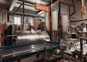Interior de la cervecera segoviana San Frutos, puesta en marcha en el año 2013 por los hermanos Adrián y Mateo Sanz. / CERVEZA SAN FRUTOS