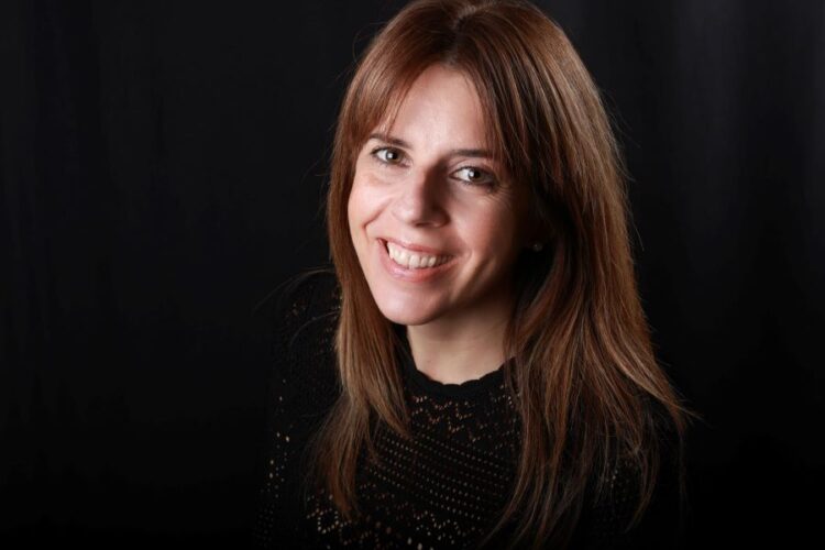 La culpa, la autoexigencia y el miedo al fracaso: las heridas de ‘El aire quema’ 1 La autora segoviana, Mónica González Inés.