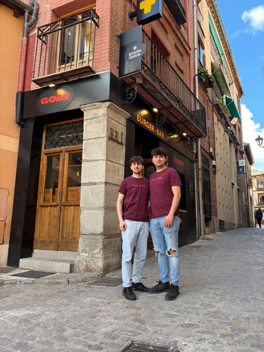 Mario y Juan Martín, en la puerta de su negocio Goat Segovia. 