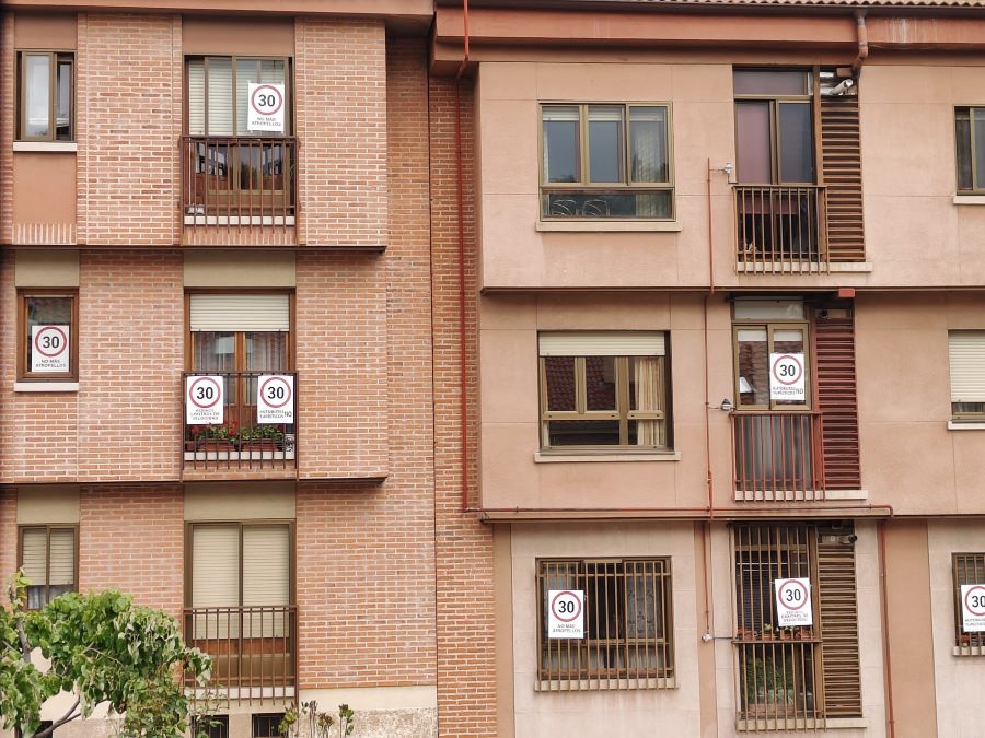 Los vecinos han colocado carteles en sus ventanas, como primera medida.