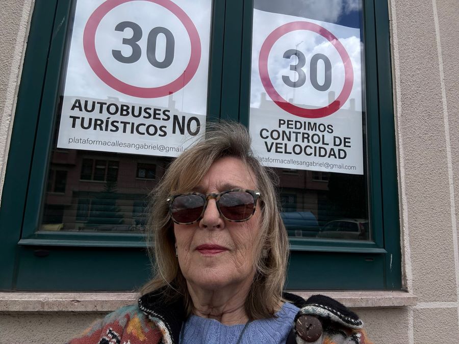 Concha Núñez Martín frente a la fachada de su vivienda. 
