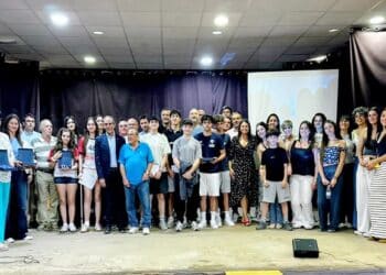 Los galardonados en una foto de familia al final del Gala./AYTO. NAVA DE LA ASUNCIÓN