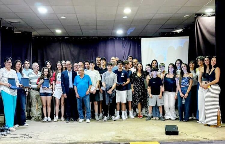La Gala del Deporte reconoce los triunfos de los deportistas naveros 1 Los galardonados en una foto de familia al final del Gala./AYTO. NAVA DE LA ASUNCIÓN