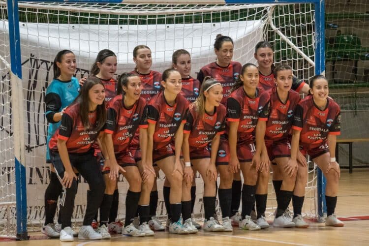 Agustín Pérez: “El playoff es un premio al esfuerzo del grupo” 1 La plantilla del Segosala antes de un encuentro en el Pedro Delgado./HÉCTOR CRIADO