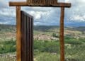 Colocación de la primera puerta / AYTO. DE CARRASCAL DEL RÍO