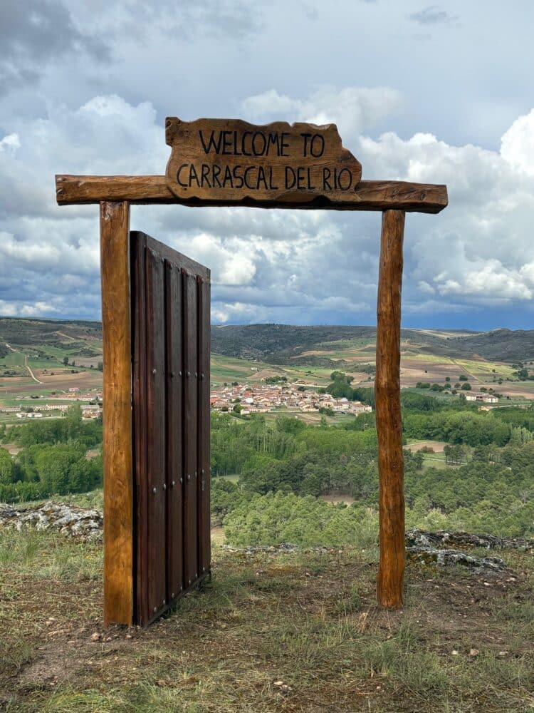 Colocación de la primera puerta / AYTO. DE CARRASCAL DEL RÍO