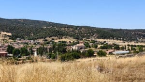 Vegas de Matute se asienta a las faldas de las montañas de la Sierra de Guadarrama.