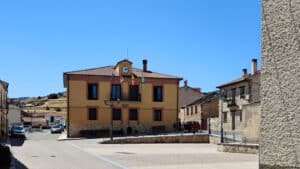 El Ayuntamiento se encuentra en la plaza Mayor.