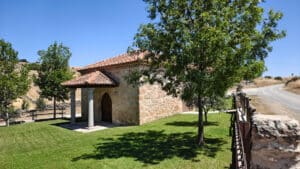 A las afueras del pueblo está la ermita de Nuestra Señora del Rosario.
