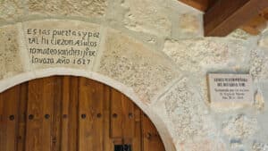 Inscripción sobre la puerta de la Ermita de Nuestra Señora del Rosario.