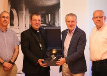 Andrés Ortega entre el cáliz de la Real Fábrica de Cristales de La Granja al obispo de Segovia, Jesús Vidal. / DIÓCESIS DE SEGOVIA