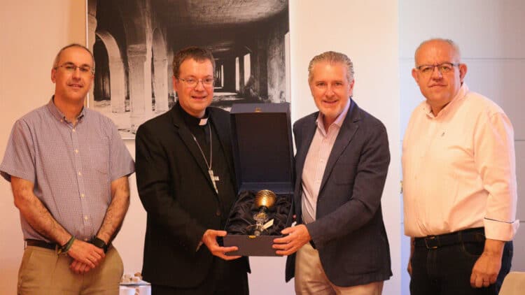 El papa León XIV recibirá un cáliz de la Real Fábrica de Cristales de La Granja 1 Andrés Ortega entre el cáliz de la Real Fábrica de Cristales de La Granja al obispo de Segovia, Jesús Vidal. / DIÓCESIS DE SEGOVIA
